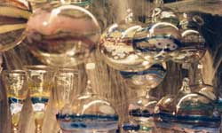 Glaskunst zu Weihnachten Windlichter Glaskugeln und Ofenkugeln, Sektkelche